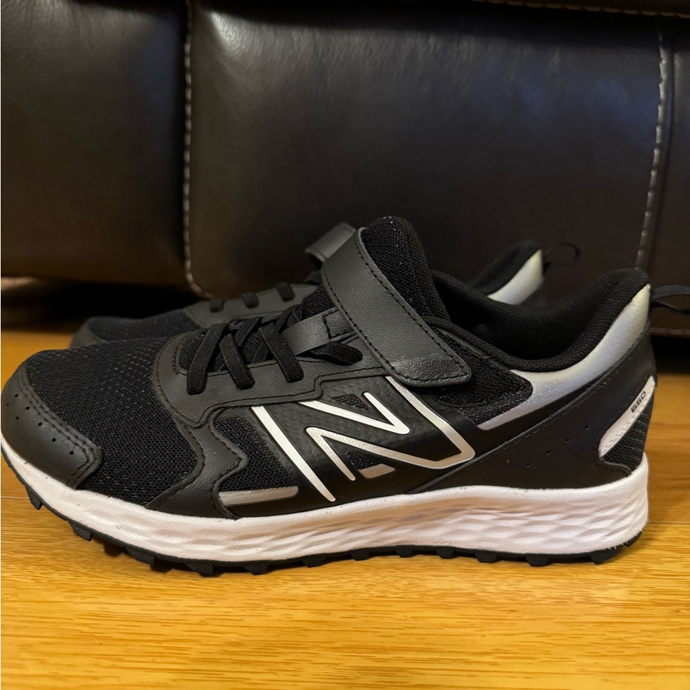 New Without Box New Balance Big Boy’s Black Sneakers size 4 XW